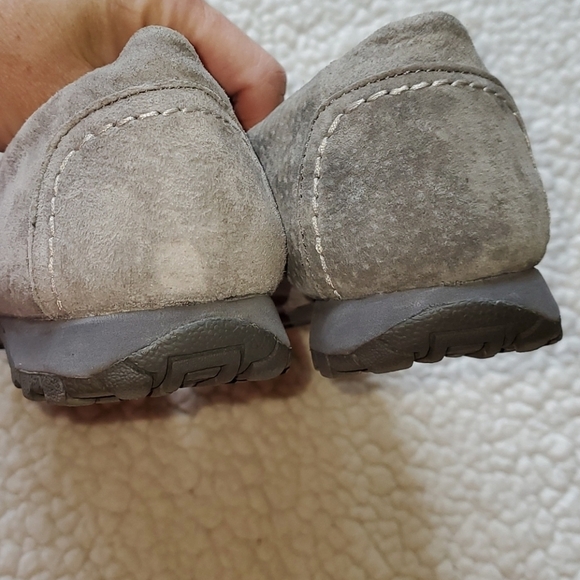 Skechers Sz. 8.5 Hand Tooled Soft Grey Leather Slipons - Picture 6 of 11